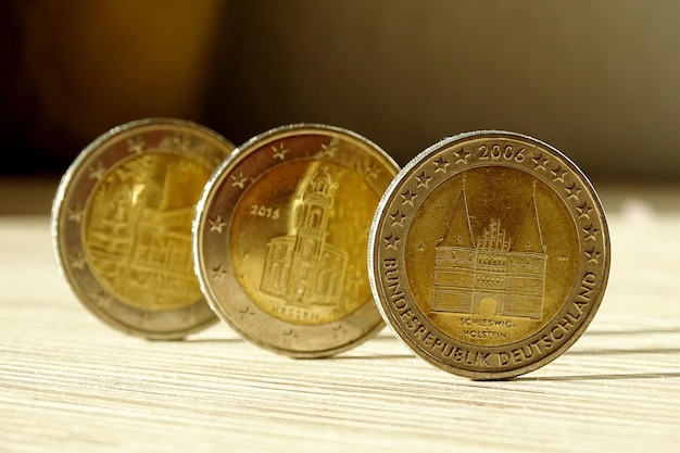 Photo close-up of coins on table