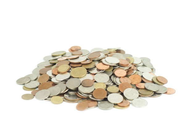 Foto close-up di monete su sfondo bianco