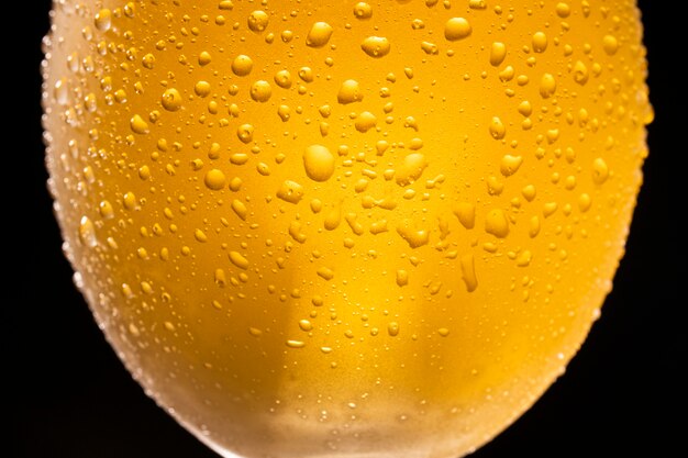 Chiuda in su della birra fredda con gocce e bolle