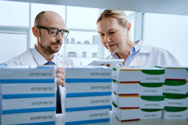 Foto avvicinamento. colleghi farmacisti che discutono della fornitura di nuovi medicinali. foto con copia-spazio.