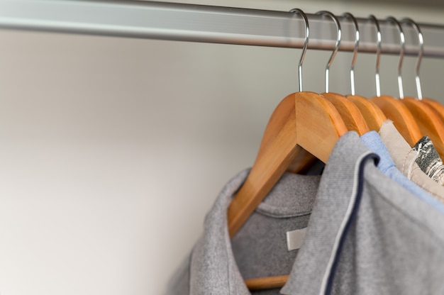 Close-up collectie Hangers met kleding op rek in kledingkast