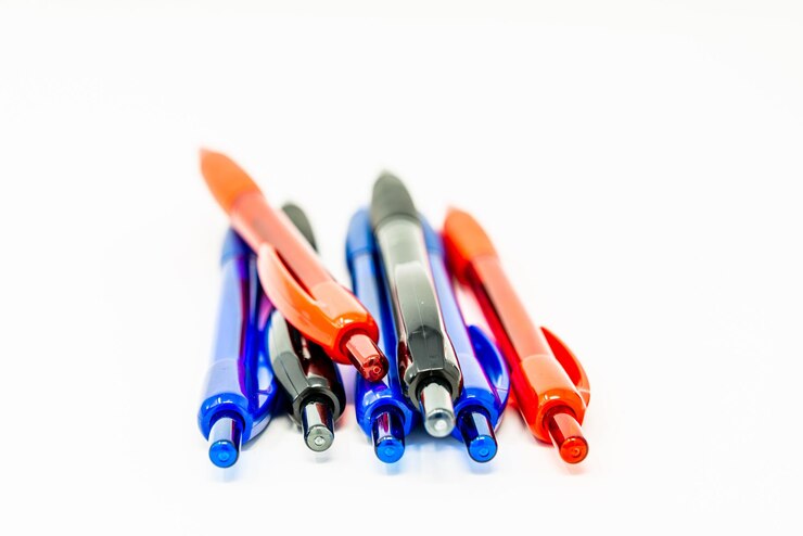 Photo close-up of colored pencils against white background