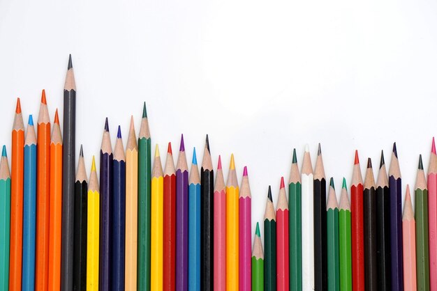 Ближайший план цветных карандашей на белом фоне