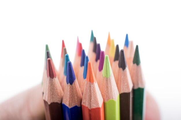 Foto close-up di matite colorate su sfondo bianco