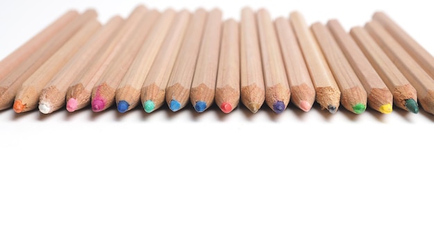 Photo close-up of colored pencils arranged on white background