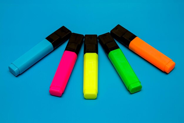 Foto close-up di matite colorate su sfondo blu