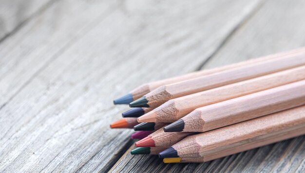 Крупным планом цветные карандаши для рисования на размытой поверхности копией пространства