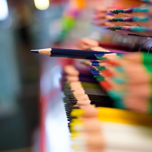 Photo close-up of colored pencils in row