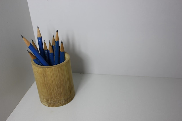 Photo close-up of colored pencils on table against white background