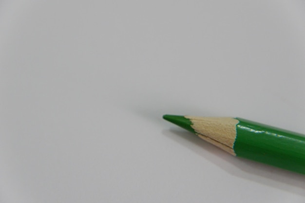 Photo close-up of colored pencils on table against white background