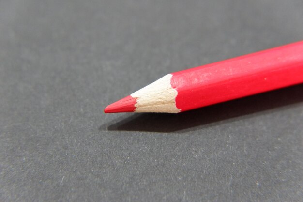 Photo close-up of colored pencils on table