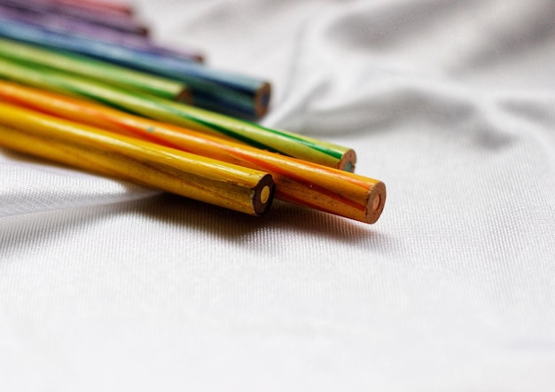 Photo close-up of colored pencils on table