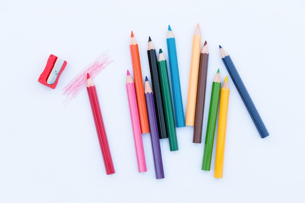 Photo close-up of colored pencils over white background