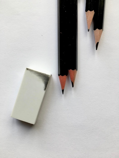 Клоуз-ап цветных карандашей на белом столе