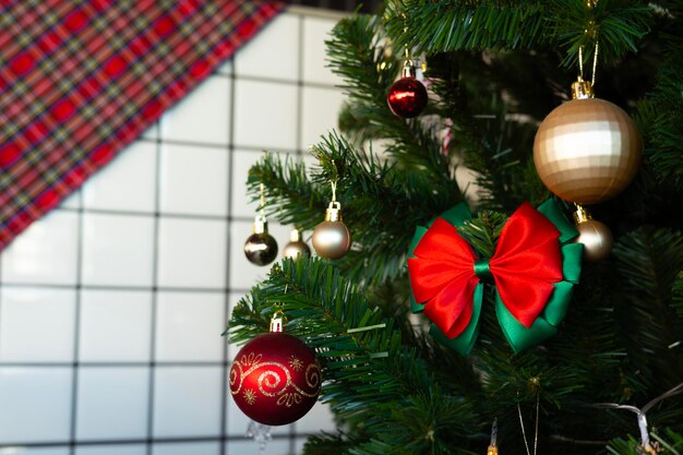 Foto close up di palline colorate per decorare l'albero di natale