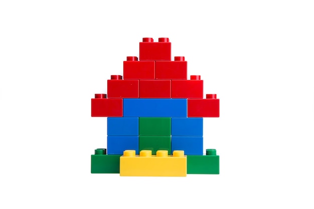 白い背景上のカラフルなブロックのクローズアップ
