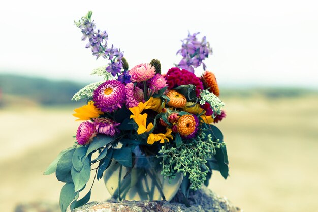 Foto close up di un colorato bouquet di fiori contro il cielo