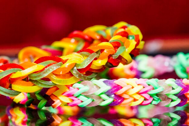 Foto close-up di braccialetti colorati al mercato in vendita