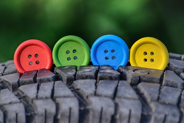 Foto prossimo piano dei bottoni colorati del pneumatico