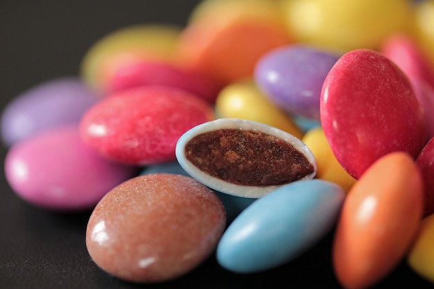 Foto prossimo piano di caramelle colorate sul tavolo