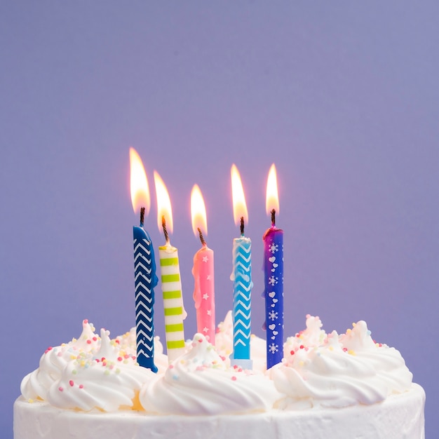 Photo close-up colorful candles on delicious cake