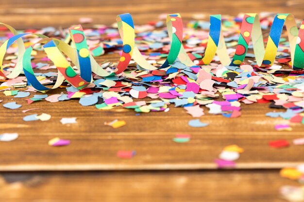 Foto close-up di confetti colorati sul tavolo