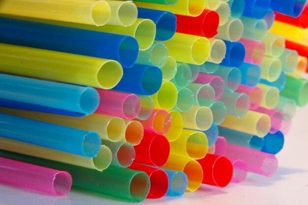 Photo close-up of colorful drinking straws on table