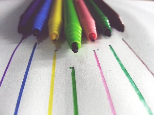 Photo close-up of colorful fell tip pens arranged on paper