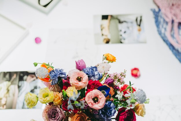 Photo close-up of colorful flowers on table