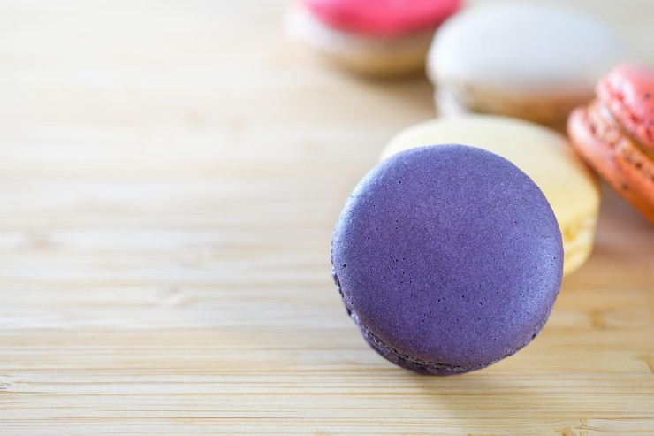 Photo close-up of colorful macaroons on wooden table