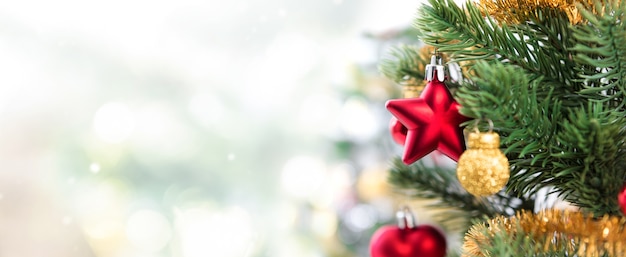 クリスマスツリー、パノラマのバナーの背景にカラフルな装飾品を閉じる