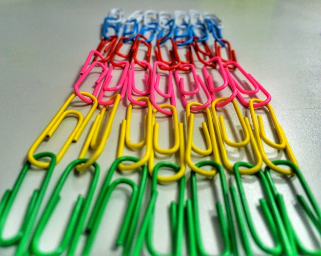 Photo close-up of colorful paper clips on table