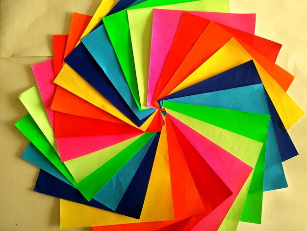 Photo close-up of colorful papers on table