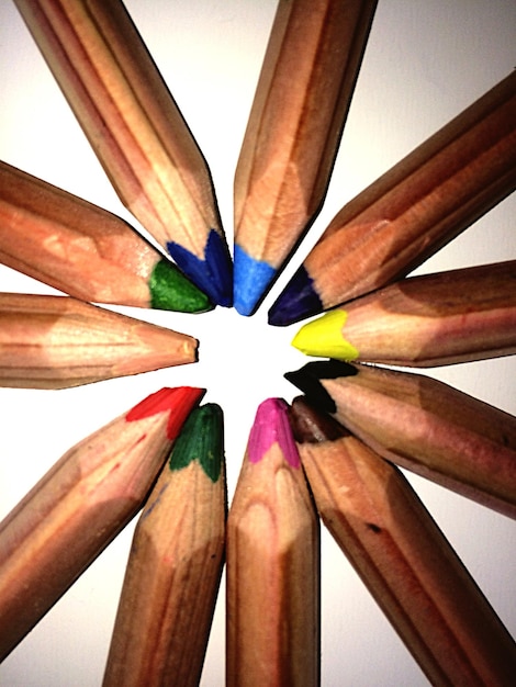 Photo close-up of colorful pencils arranged against white background