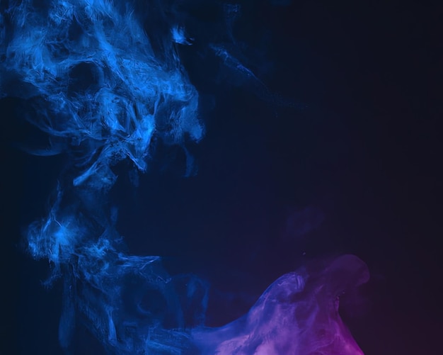 Primo piano di fumo di vapore colorato rosa e blu in forme mistiche e favolose su sfondo nero mo