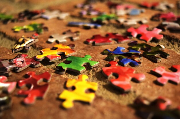 Foto close-up di un puzzle colorato sul tavolo