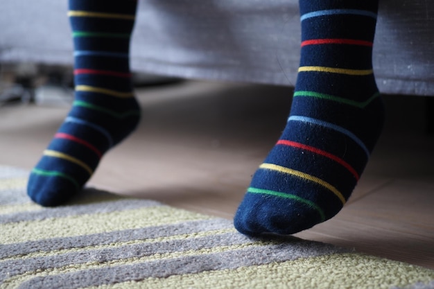 子供の足にカラフルな柔らかい靴下の接写