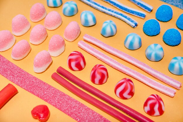 Foto chiuda in su delle caramelle di zucchero dolci variopinte in una riga