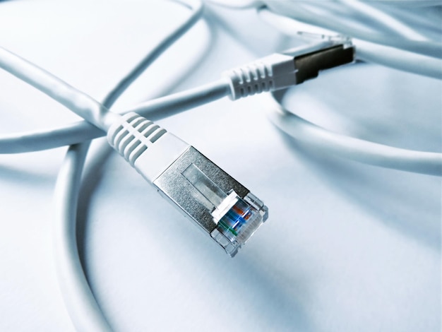 テーブル上のコンピューターケーブルのクローズアップ
