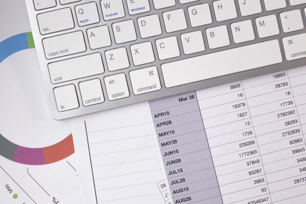 Photo close-up of computer keyboard on table