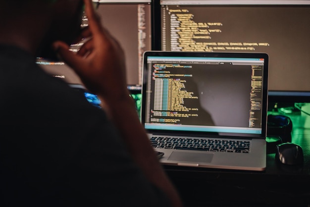 Photo close-up of computer programmer working at office