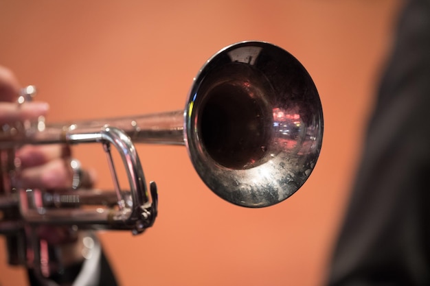 Photo close up of the cone of a trumpet