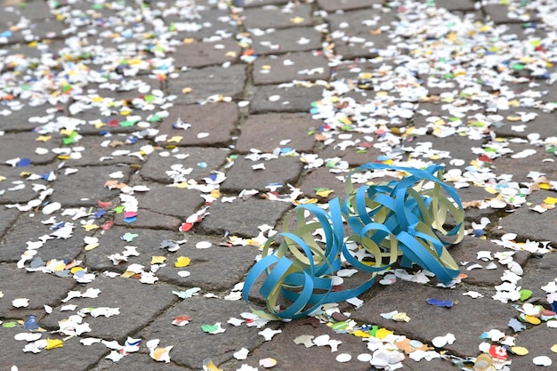 Photo close-up of confetti on road