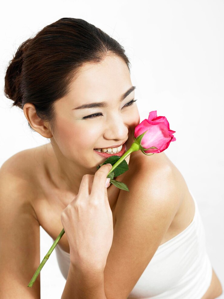Photo 색 배경 에 분홍색 장미 를 입은 자신감 있는 여자 의 클로즈업