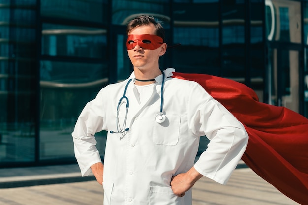 Foto primo piano giovane medico fiducioso in un mantello da supereroe