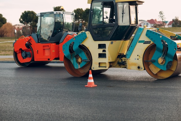 Photo close-up of construction machinery on road in city