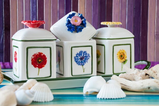 Photo close-up of containers on table