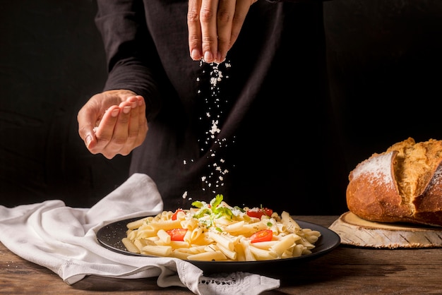 Крупным планом готовить заливки сыром на макаронах