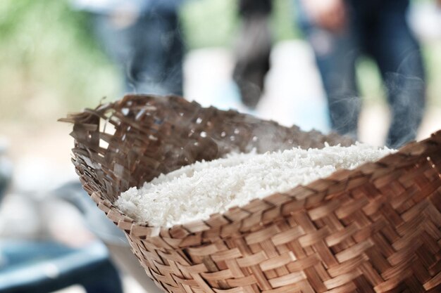 Photo close-up of cooked rice in wicker basket