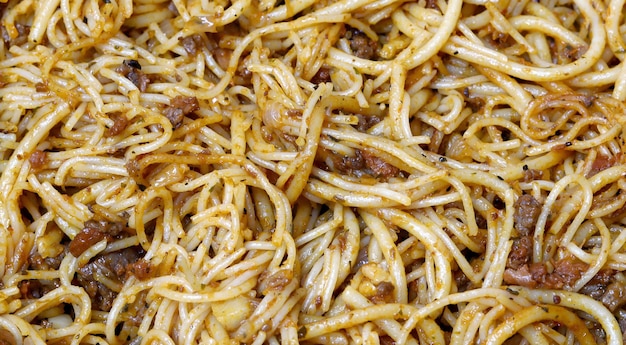 Photo close up of cooked and tangled spaghetti bolognaise